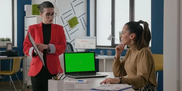 Top Reasons to Choose a Professional Agency for PR and Advertising